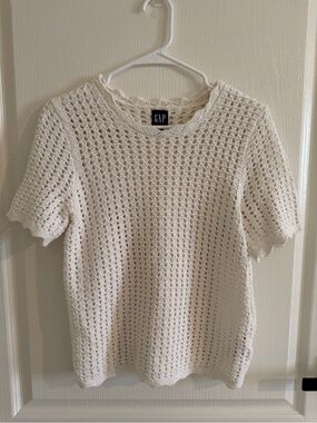 Like NEW, GAP Cream Crochet Knit Short Sleeve Top size S Tall